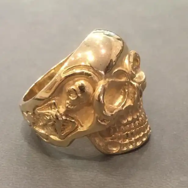 bague tête de mort en or 18c